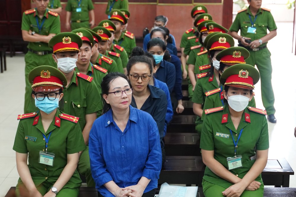 Phiên toà được mở do có kháng cáo của 28/34 bị cáo và kháng cáo của 42 bị hại, người có quyền lợi và nghĩa vụ liên quan.