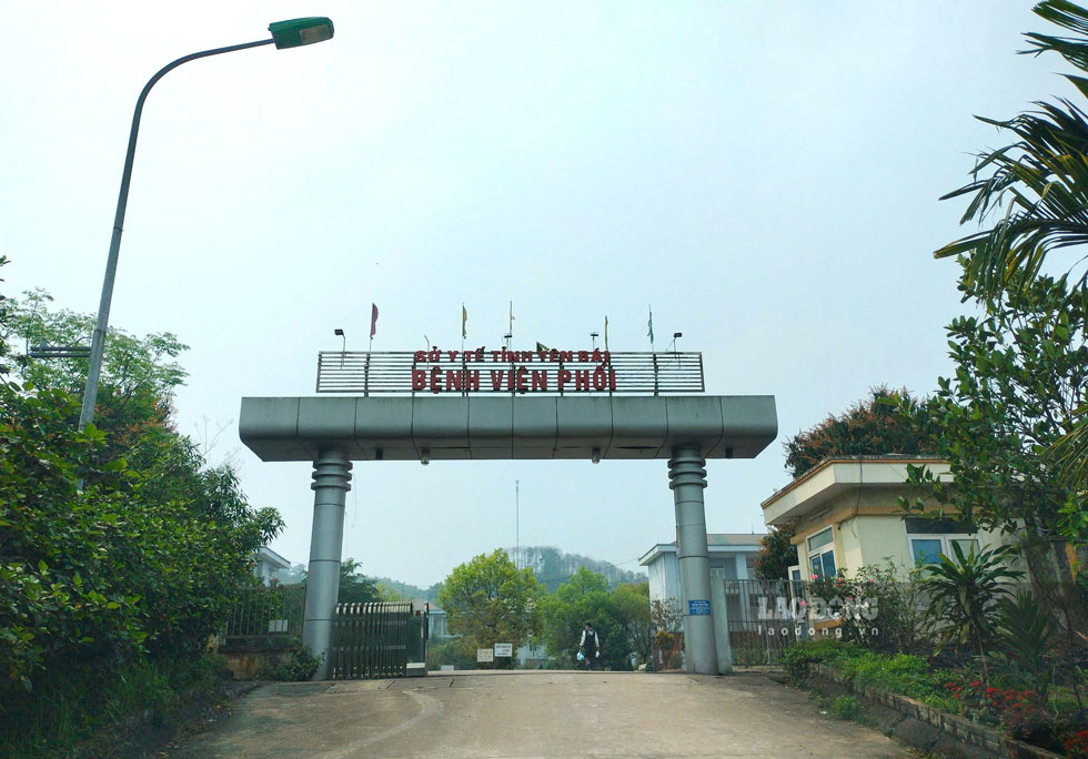 Nằm ngay cạnh Bệnh viện Đa khoa tỉnh Yên Bái là Bệnh viện Phổi, 2 bệnh viện bị ngăn cách bởi 2 khu dân cư tập thể.