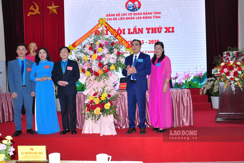 Thường trực Đảng ủy Các cơ quan Đảng tỉnh Lào Cai tặng hoa chúc mừng đại hội. Ảnh: Đinh Đại