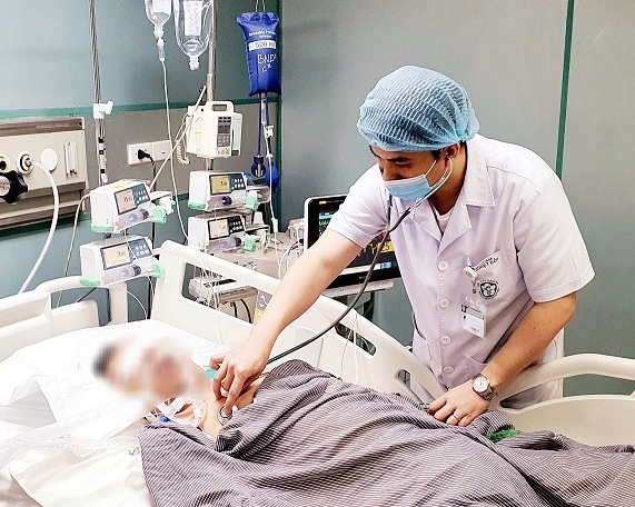 Bệnh nhân sởi biến chứng phải thở máy, lọc máu. Nguồn ảnh: Bệnh viện Bạch Mai