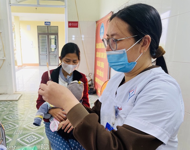 Tiêm Vaccine phòng bệnh cho trẻ. Ảnh: Thùy Linh