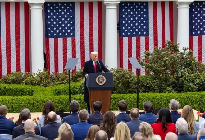 Tổng thống Mỹ Donald Trump công bố mức thuế đối ứng ngày 2.4.2025. Ảnh: Xinhua