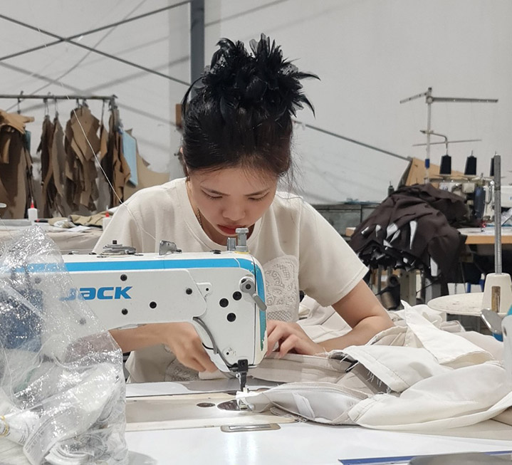Chị Gấm -  công nhân may mặc cho biết, chị phải tăng ca và cố gắng làm thật nhanh để ra sản lượng nhiều thì mới đạt lương cao. Ảnh: Minh Hương.