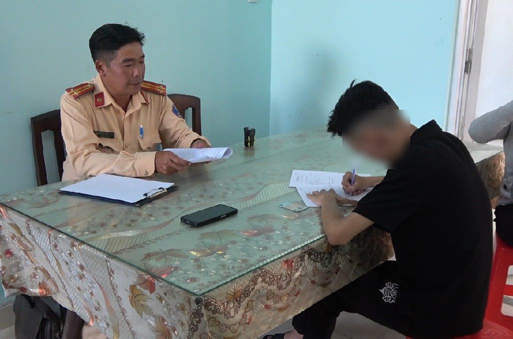 Đối tượng Nguyễn Lê Hùng tại cơ quan Công an. Ảnh: Công an tỉnh Tiền Giang