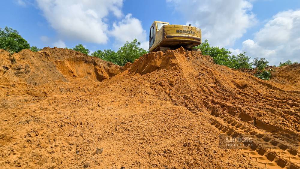 Máy phục vụ cho việc khai thác đất lậu. Ảnh: PV