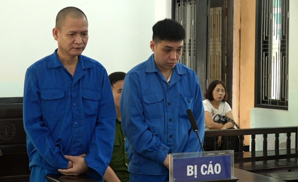 Nguyễn Minh Tuấn (phải) và Cao Minh Tân (trái) nhiều lần chở khách nước ngoài không giấy tờ hợp pháp bị tòa tuyên phạt gần 5 năm tù (Ảnh CTV)