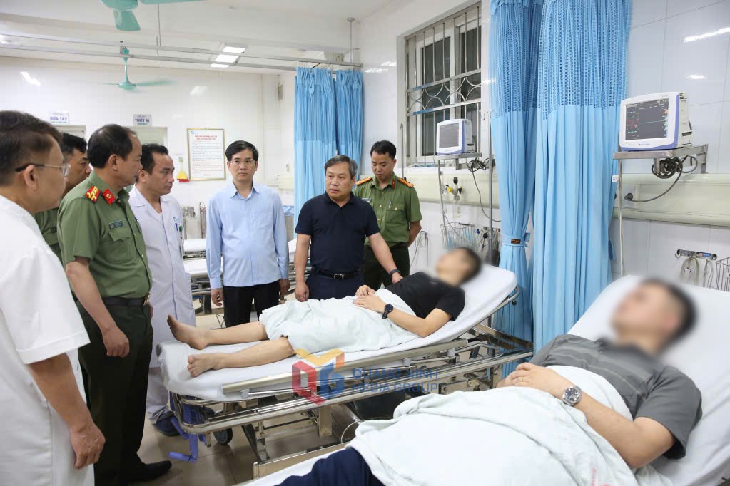 Bí thư Tỉnh ủy Quảng Ninh Vũ Đại Thắng thăm hỏi, động viên cán bộ công an bị thương khi làm nhiệm vụ. Ảnh: Trung tâm Truyền thông Quảng Ninh