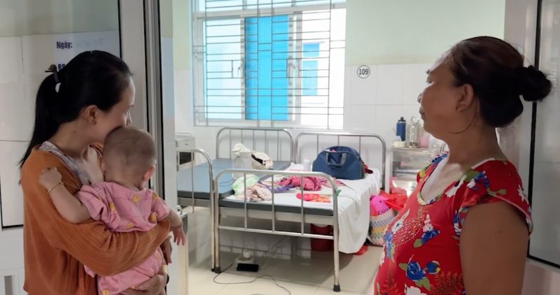 Nhiều phụ huynh còn chủ quan trước tình hình bệnh của con. Ảnh: Hoàng Lộc