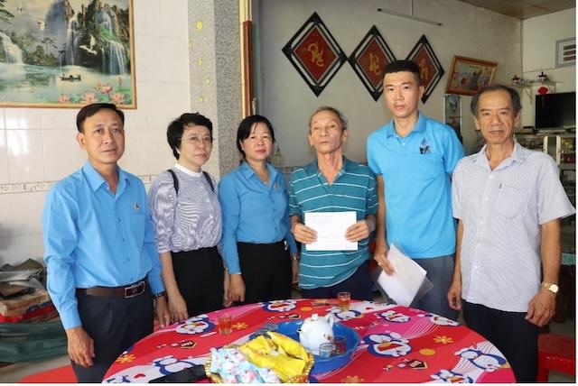 Bà Huỳnh Thị Tuyết Vui - Chủ tịch LĐLĐ tỉnh (thứ 3 từ trái sang) trao quà cho ông Phan Việt Nhiên (thứ 3 từ phải sang) - đoàn viên CĐCS Công ty CP Dịch vụ Xăng dầu DFC Đồng Tháp. Ảnh: Lưu Hùng