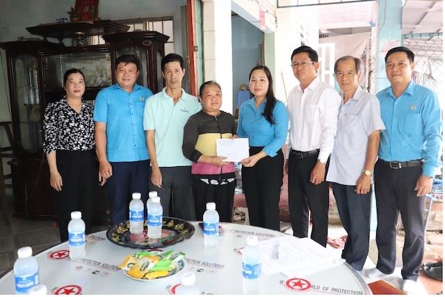 Bà Huỳnh Thị Thu Thuỷ, Phó Chủ tịch Thường trực LĐLĐ tỉnh (thứ 4 từ phải sang) trao quà cho Huỳnh Thị Kim Hồng - đoàn viên CĐCS Công ty Cổ phần       Thực phẩm QVD Đồng Tháp. Ảnh: Lưu Hùng