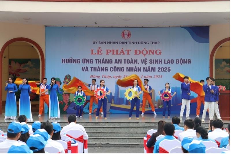 Tiết mục văn nghệ chào mừng. Ảnh: Lưu Hùng