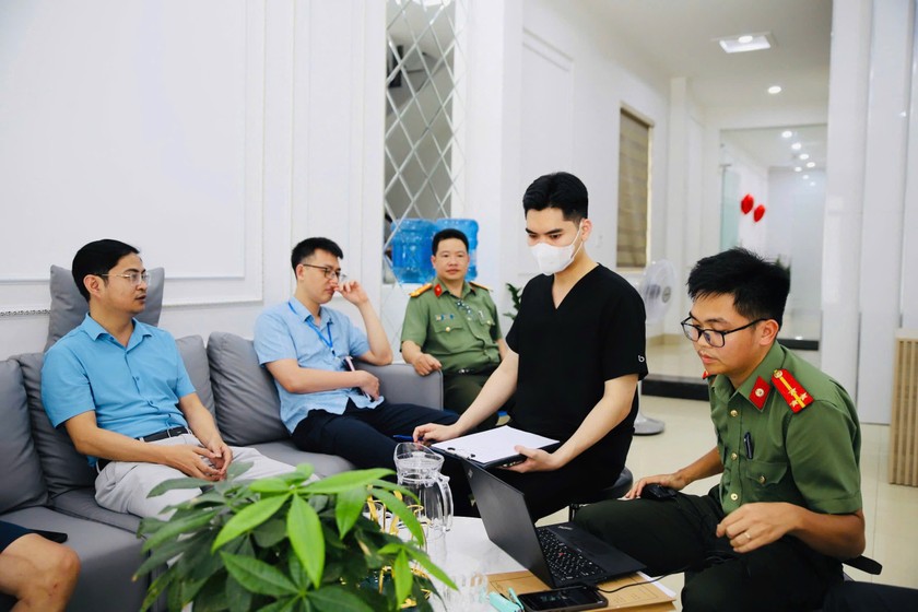Đoàn kiểm tra đã tiến hành lập biên bản và đình chỉ hoạt động của cơ sở Wellness Helalthcare. Đoàn kiểm tra đã tiến hành lập biên bản và đình chỉ hoạt động của cơ sở Wellness Helalthcare.