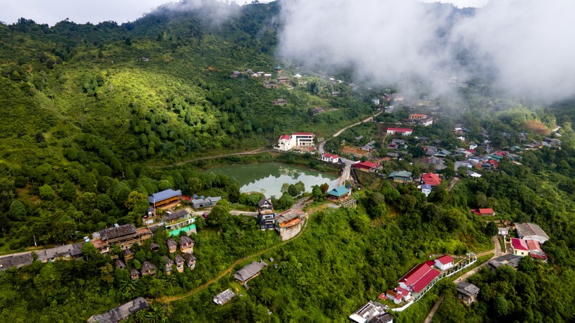 Suối Giàng (Văn Chấn, Yên Bái) sở hữu bản sắc văn hóa của người Mông gắn chặt với cây trà Shan tuyết nổi tiếng. Ảnh: Nguyên Đức
