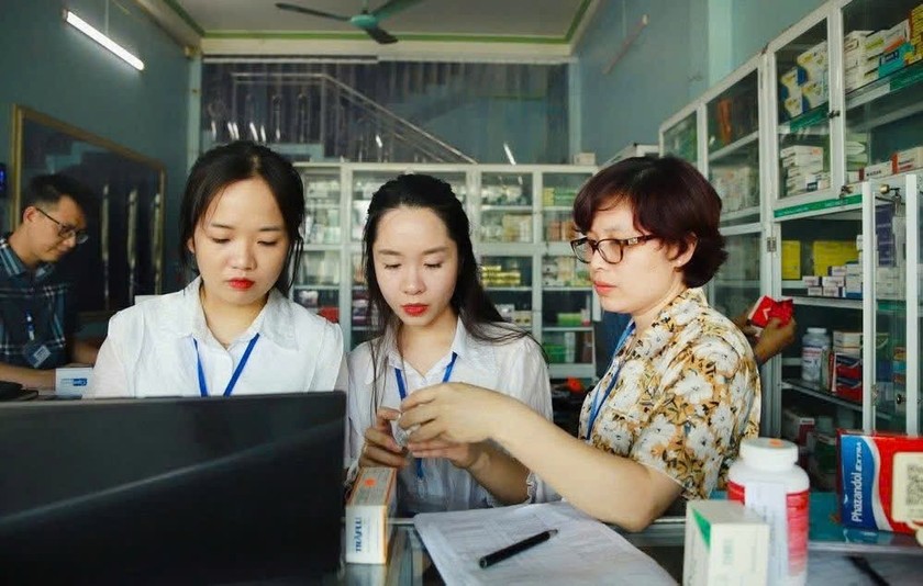 Các đoàn công tác tập trung kiểm tra các cơ sở kinh doanh thuốc và thực phẩm chức năng. Các đoàn công tác tập trung kiểm tra các cơ sở kinh doanh thuốc và thực phẩm chức năng.