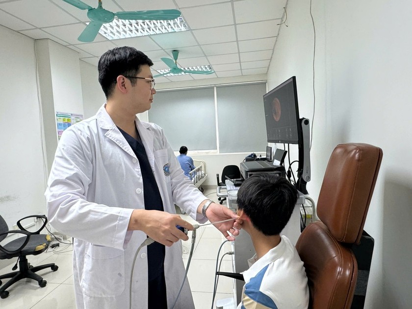ThS.BS Đỗ Văn Tâm thăm khám cho bệnh nhi. Ảnh: Bệnh viện cung cấp