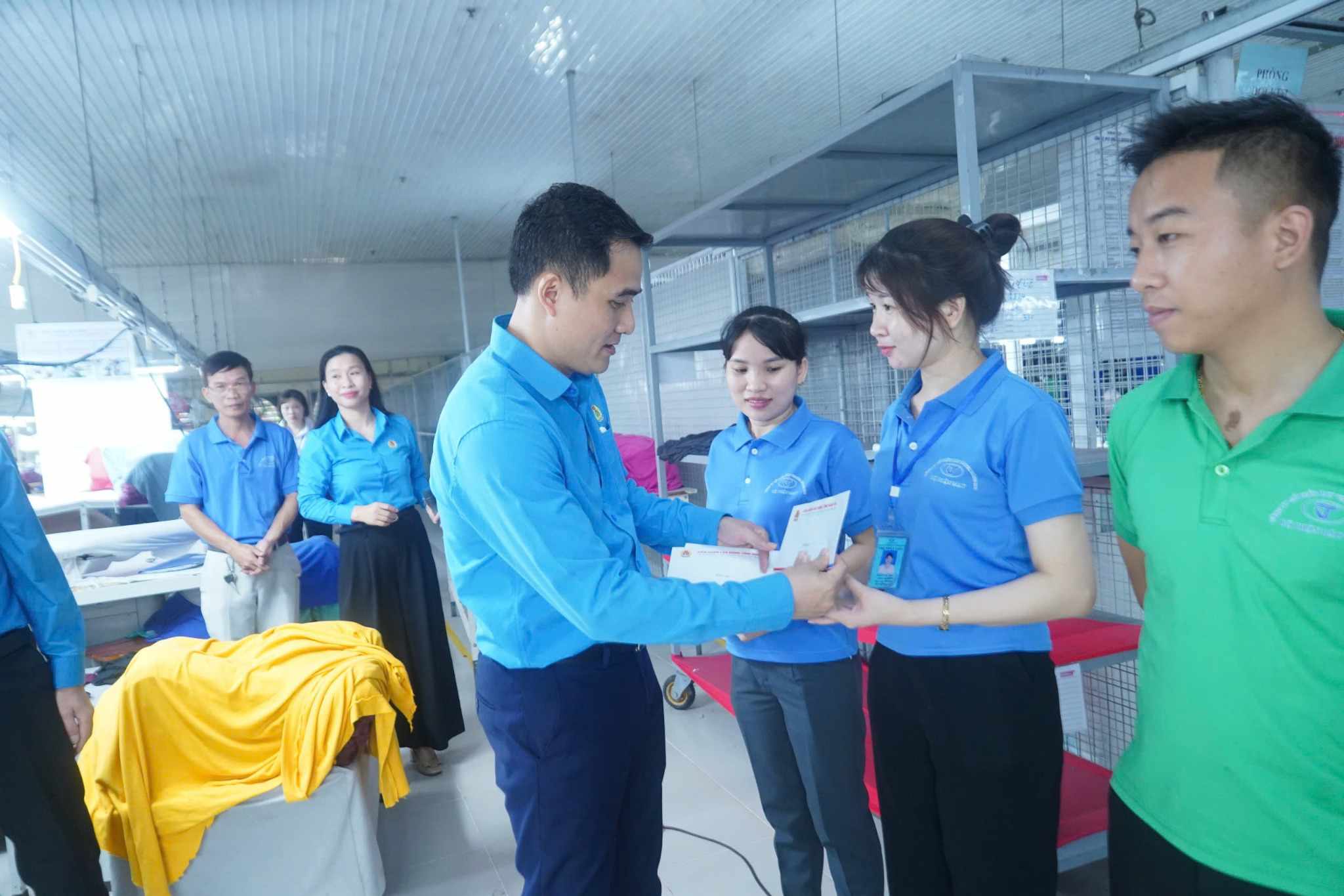 Phó Chủ tịch LĐLĐ tỉnh Nghệ An Thái Minh Sỹ trao quà cho công nhân. Ảnh: Duy Chương