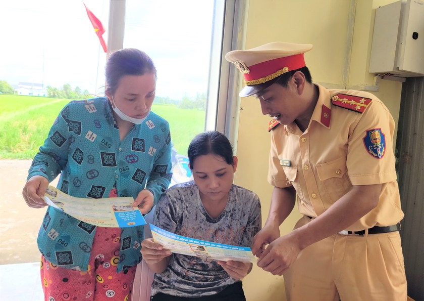 Lực lượng Cảnh sát giao thông Bạc Liêu, phát tờ rơi tuyên truyền, phổ biến các quy định của pháp luật về TTATGT cho người dân.