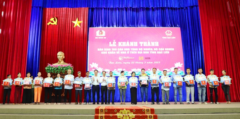 Ông Phạm Văn Thiều - Phó Bí thư Tỉnh ủy, Chủ tịch UBND tỉnh Bạc Liêu (bên phải) và Nhà tài trợ, trao bảng tượng trưng bàn giao nhà và tặng quà cho hộ nghèo, hộ cận nghèo khó khăn về nhà ở trên địa bàn tỉnh Bạc Liêu.