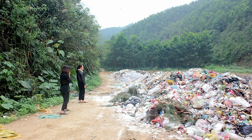 "Điểm nóng" rác thải gây ô nhiễm môi trường tại thôn 4 Minh Phú, xã Yên Phú, huyện Hàm Yên, tỉnh Tuyên Quang. Ảnh: Dương Châu. "Điểm nóng" rác thải gây ô nhiễm môi trường tại thôn 4 Minh Phú, xã Yên Phú, huyện Hàm Yên, tỉnh Tuyên Quang. Ảnh: Dương Châu.