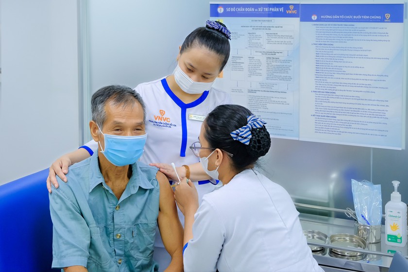 Người lớn tiêm vaccine phế cầu 20 tại Hệ thống tiêm chủng VNVC. Ảnh: Mộc Thảo Người lớn tiêm vaccine phế cầu 20 tại Hệ thống tiêm chủng VNVC. Ảnh: Mộc Thảo