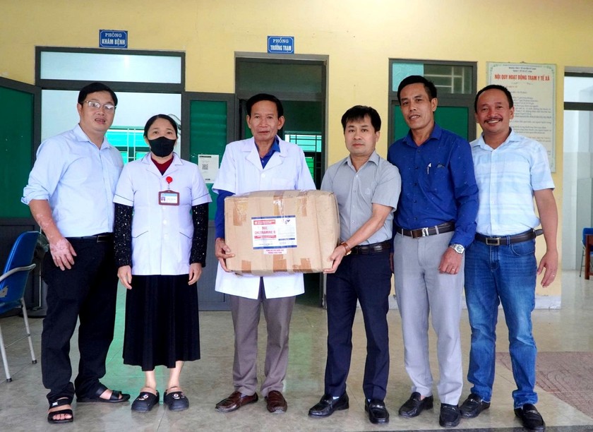 Trung tâm Kiểm soát bệnh tật Hà Tĩnh hỗ trợ hóa chất Cloramin B cho trạm Y tế xã để xử lý nước sạch cho dân bị ngập lũ. Ảnh: PV