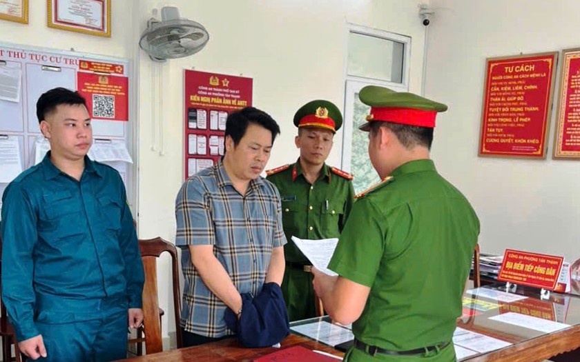 Công an đọc lệnh khởi tố bị can và lệnh bắt tạm giam đối với bị can Trần Phú Hòa.