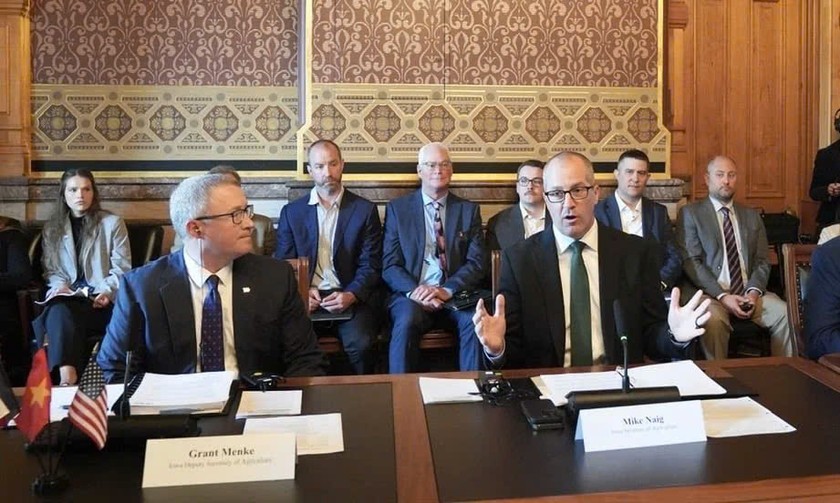 Bộ trưởng Mike Naig và Thứ trưởng Grant Menke, đại diện Bộ Nông nghiệp bang Iowa phát biểu tại cuộc họp.