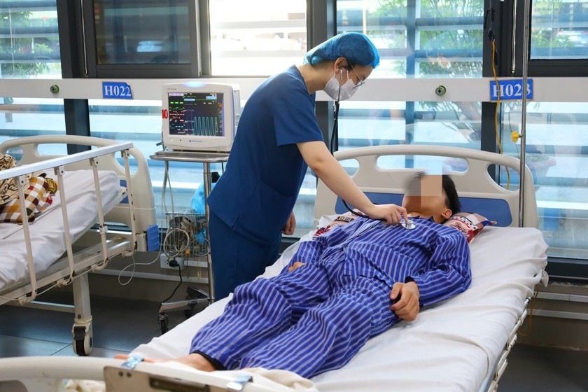 Bác sĩ Bệnh viện Đa khoa tỉnh Lạng Sơn thăm khám cho bệnh nhân (Ảnh: BVCC) Bác sĩ Bệnh viện Đa khoa tỉnh Lạng Sơn thăm khám cho bệnh nhân (Ảnh: BVCC)