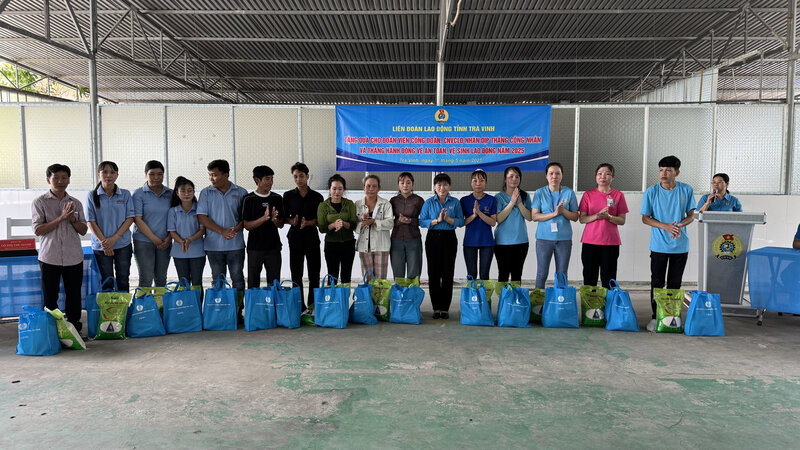 LĐLĐ tỉnh Trà Vinh tặng quà cho đoàn viên, CNLĐ trong dịp Tháng Công nhân năm 2025. Ảnh: Hoàng Lộc