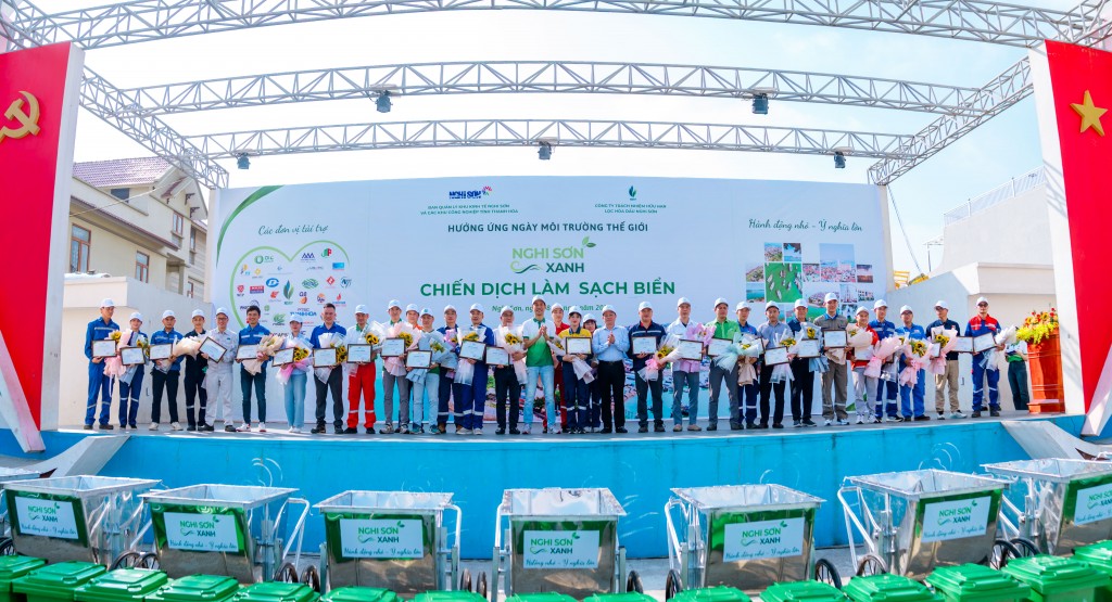 Hơn 400 người tham gia chiến dịch làm sạch bãi biển quy mô lớn tại Vịnh Nghi Sơn