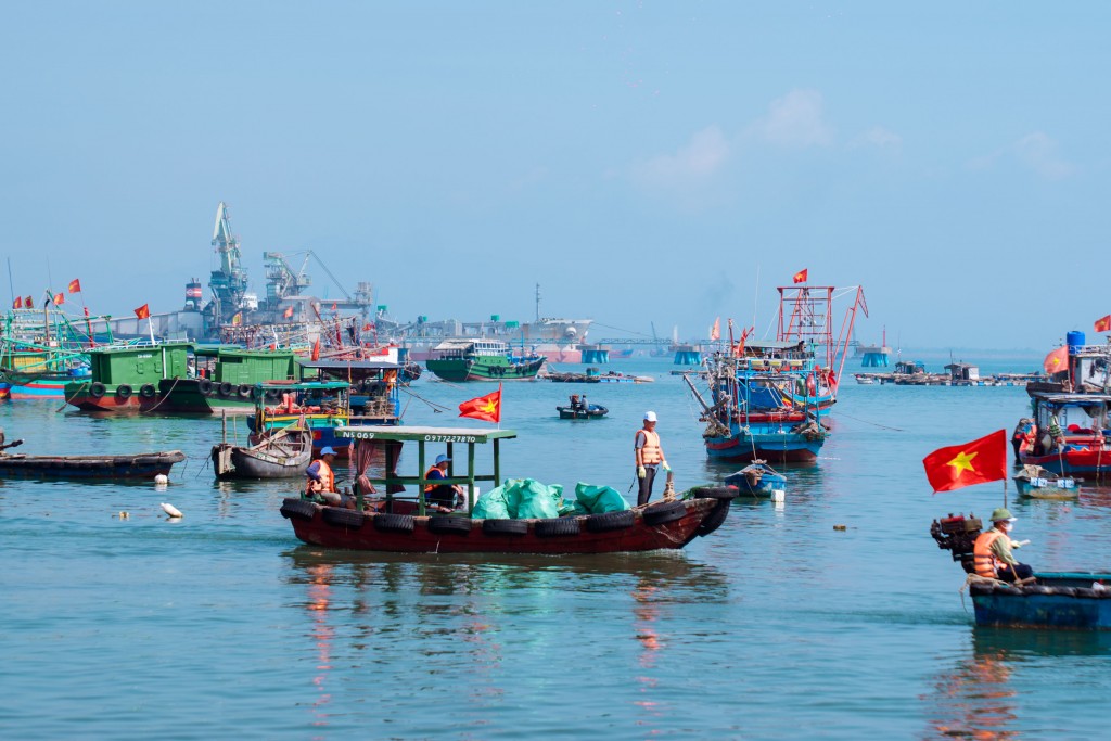 Hơn 400 người tham gia chiến dịch làm sạch bãi biển quy mô lớn tại Vịnh Nghi Sơn