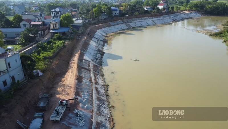 Dự án bờ kè khẩn cấp sông Cầu (Phú Bình) đang gấp rút thi công hoàn thiện. Ảnh: Đặng Vũ.