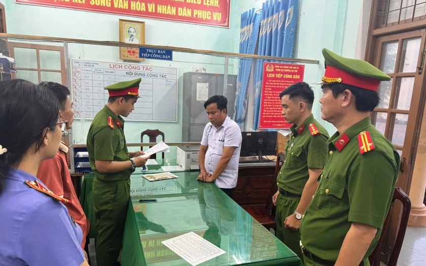 Lực lượng chức năng thi hành lệnh bắt bị can Trần Đăng Hùng.