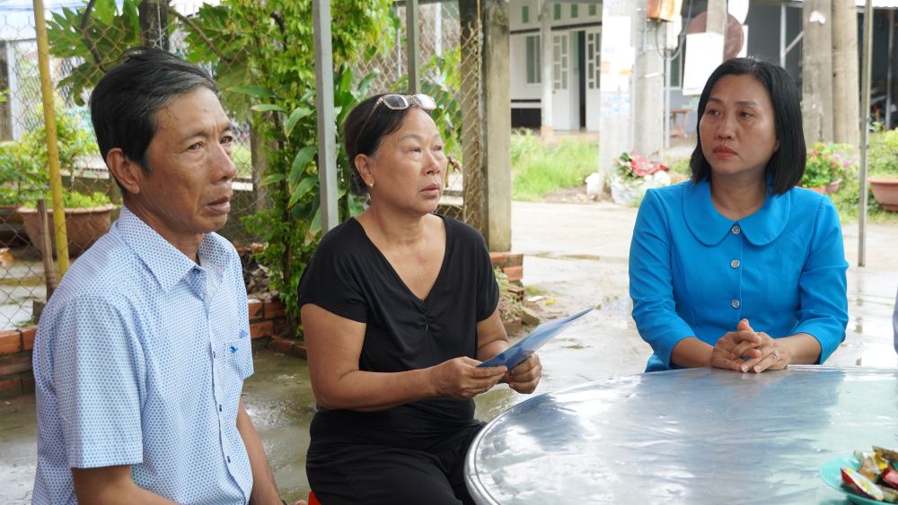 Lãnh đạo LĐLĐ tỉnh Sóc Trăng đến chia buồn và động viên gia đình nạn nhân sớm vượt qua khó khăn, mất mát do tai nạn lao động. Ảnh: Phương Anh