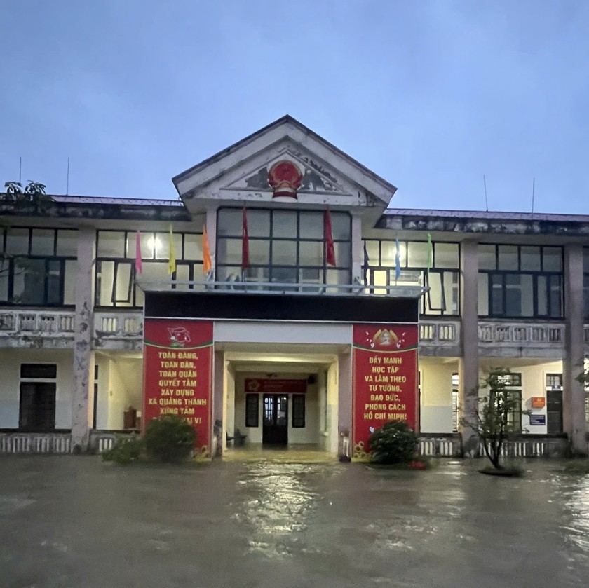 Nước lũ tràn vào Trụ sở UBND xã Quảng Thành, huyện Quảng Điền. Nước lũ tràn vào Trụ sở UBND xã Quảng Thành, huyện Quảng Điền.