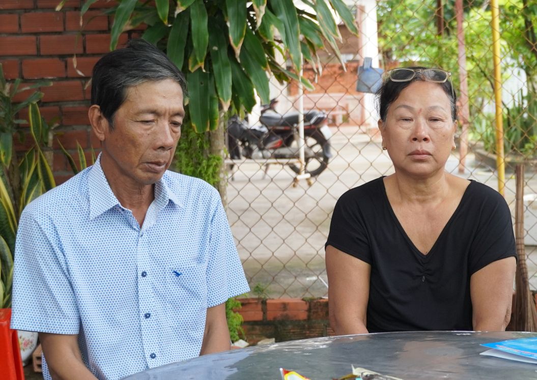 Gia đình công nhân Nguyễn Toàn Phúc chia sẻ nổi đau mất con do tai nạn lao động. Ảnh: Phương Anh
