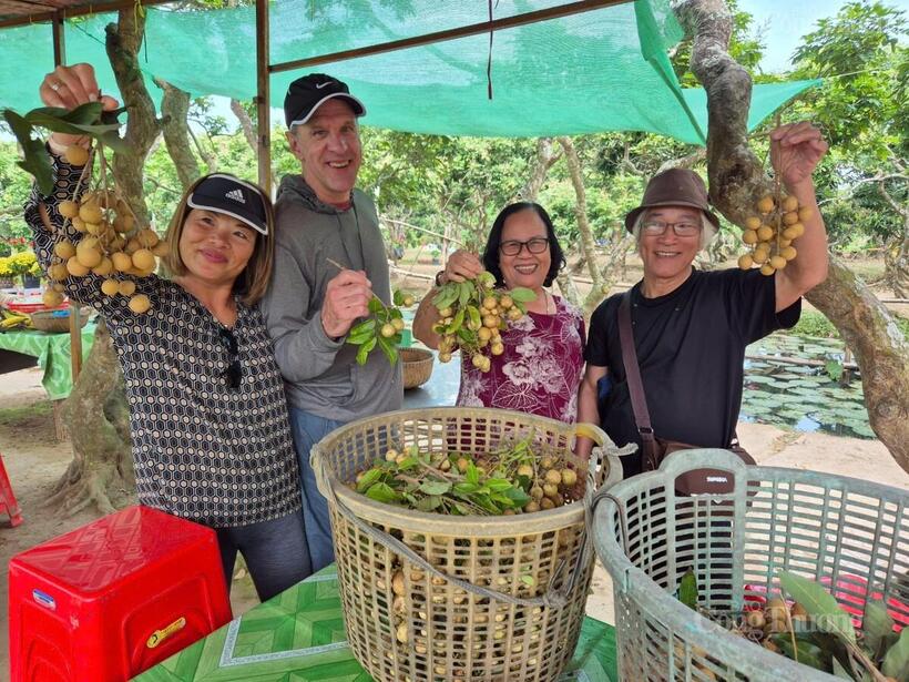Du khách trải nghiệm tại điểm du lịch vườn sinh thái.