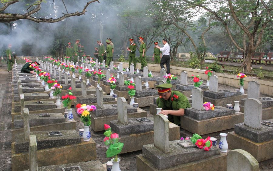 Các khu mộ ở Nghĩa trang liệt sĩ Trường Sơn được các đoàn viên, thanh niên chăm sóc, thay hoa. Ảnh: Hàn Nguyên