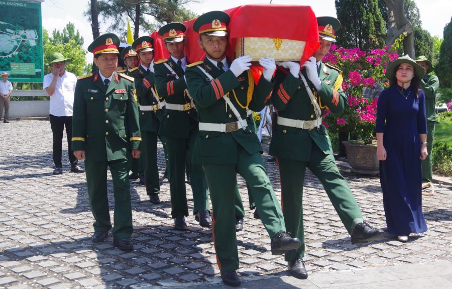 Đưa liệt sĩ là Quân tình nguyện Việt Nam hi sinh trên đất bạn Lào về Nghĩa trang liệt sĩ quốc gia Đường 9 án táng. Ảnh: Hàn Nguyên