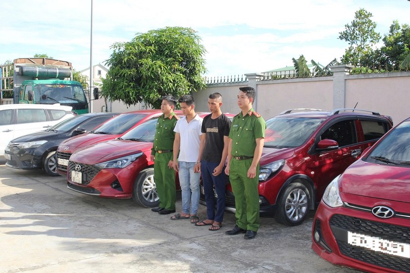 Hai đối tượng cùng tang vật trong vụ án tại CQĐT