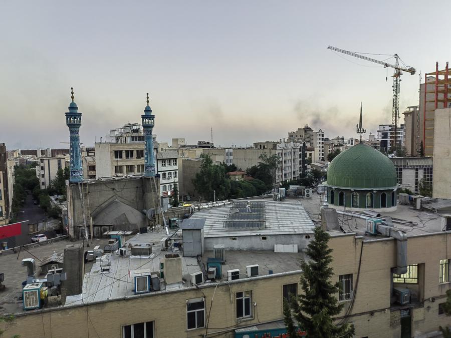 Khói bốc lên ở thủ đô Tehran, Iran sau các đòn không kích của Israel, ngày 17.6.2025. Ảnh: Xinhua