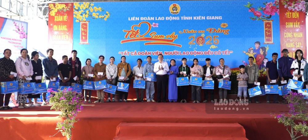 Tặng quà cho đoàn viên, NLĐ trong Tết Sum vầy 2025. Ảnh: Nguyên Anh