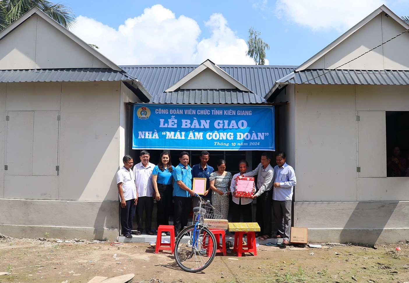 Trao nhà Mái ấm Công đoàn cho đoàn viên khó khăn. Ảnh: Xuân Nhi