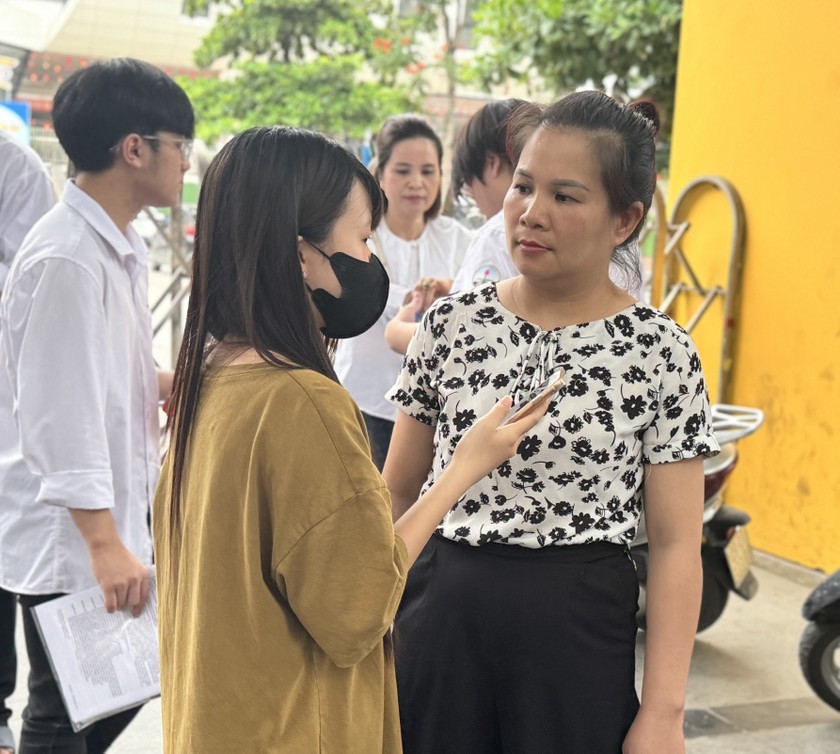 Tâm sự, hỏi han con về bài thi hôm nay.