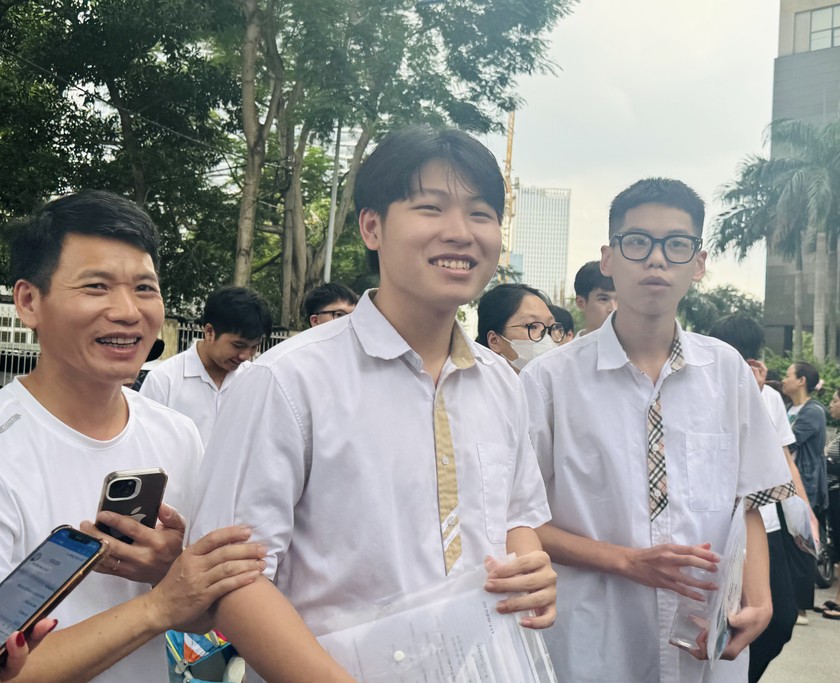 Nhiều phụ huynh không giấu được niềm vui khi con thông báo làm bài tốt.