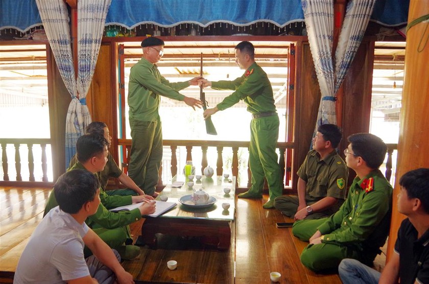 Ông Hoàng Văn Kiểm giao nộp khẩu súng tự chế cho Công an xã Phú Đình, huyện Định Hóa.