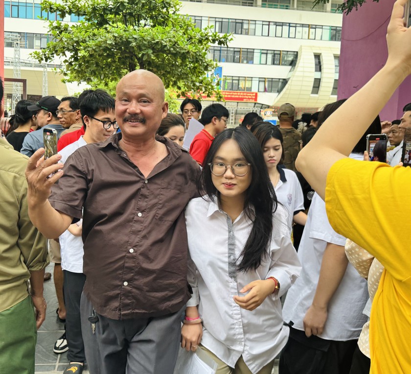 Nhiều phụ huynh thở phào nhẹ nhõm sau khi con kết thúc kỳ thi quan trọng.