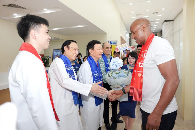 Các chuyên gia, bác sĩ BVĐK Tâm Anh tiếp đón dàn danh thủ MU. Ảnh: BVĐK Tâm Anh