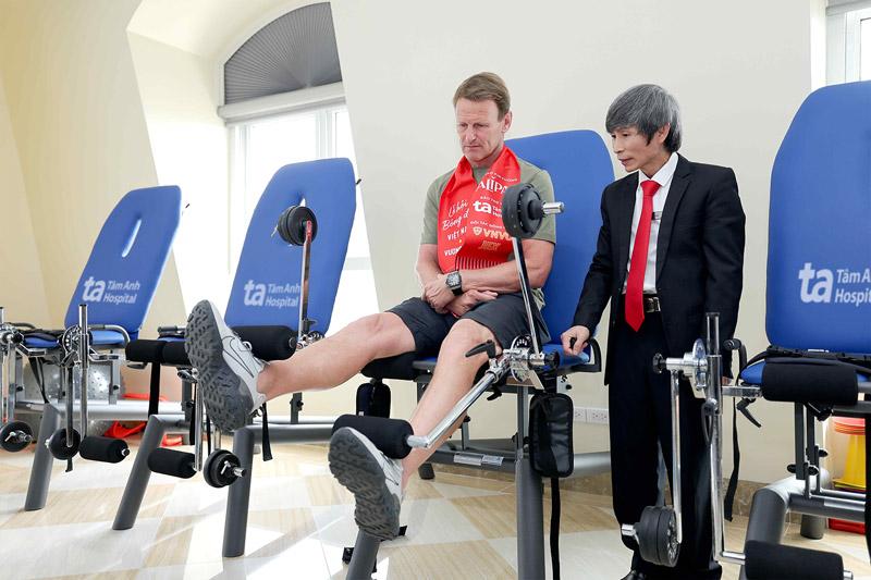 Danh thủ Teddy Sheringham tập luyện trên hệ thống thiết bị rèn luyện và tăng cường sức mạnh cho cơ tứ đầu đùi. Ảnh: BVĐK Tâm Anh