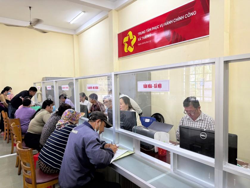 Người dân đến làm thủ tục hành chính tại xã Thái Mỹ, TP Hồ Chí Minh.